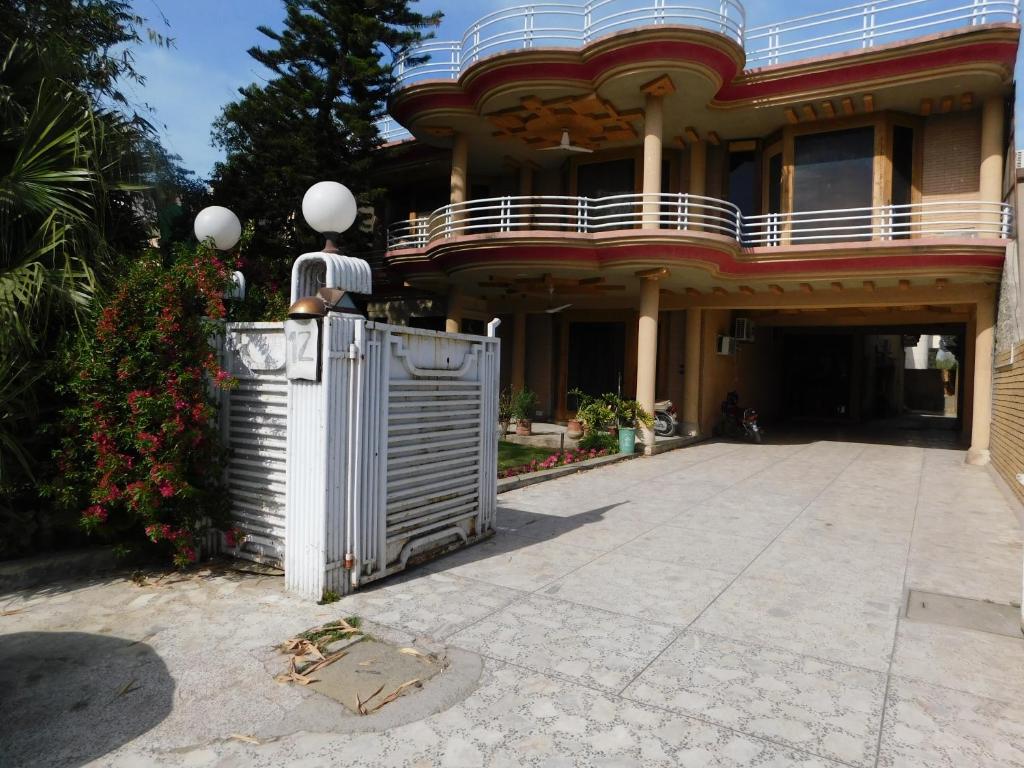 Paramount GuestHouse - image 6