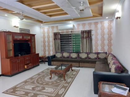 Beautiful 3-Bed House in Islamabad - image 6