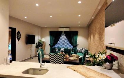 Luxurious 1 Bed Condo For Rental on Daily Basis - image 2