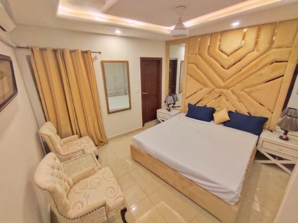 Cozy 1BHK Apartment Wifi  Smart TV  King bed - main image