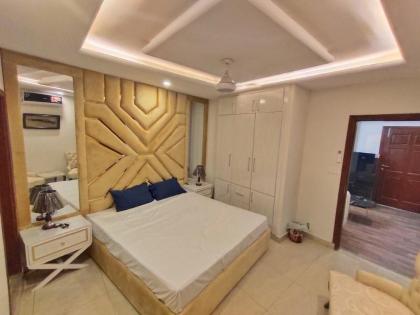 Cozy 1BHK Apartment Wifi  Smart TV  King bed - image 3