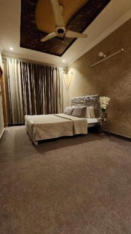 Luxurious bedroom in G11 Islamabad