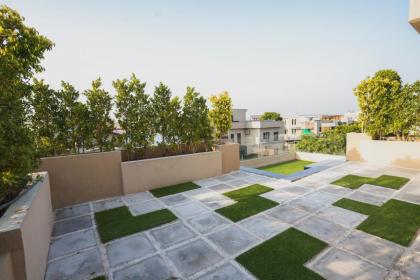 3 Bed Upper Unit w/Rooftop Oasis by Homrise - image 16