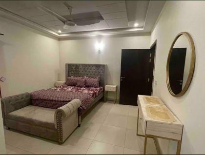 Voyage Executive Royal 3-Bedroom Penthouse Apartment in Islamabad - image 5