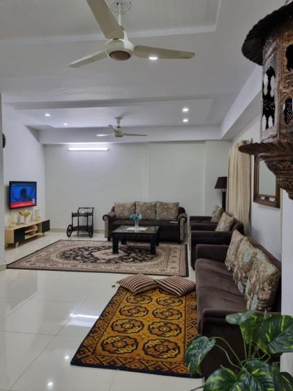 Three Bed Attached Bath Netflix Wifi Smart TV Parking Near Airport Islamabad 