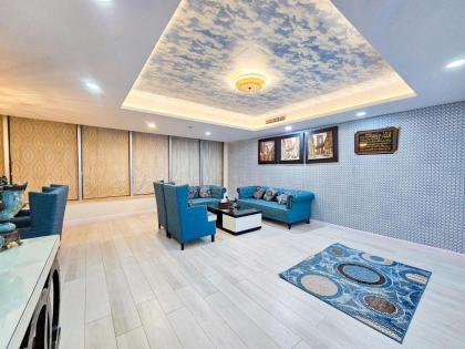 Centaurus Apartments By The Prsm - image 3